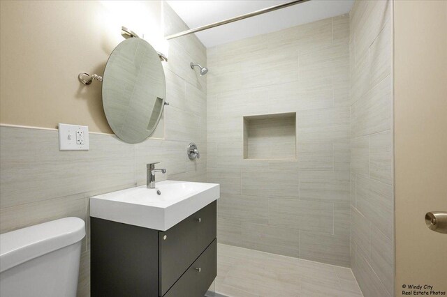 215 S Forest Ave, Palatine, IL 60074 - full bath featuring vanity, toilet, tiled shower, and tile walls