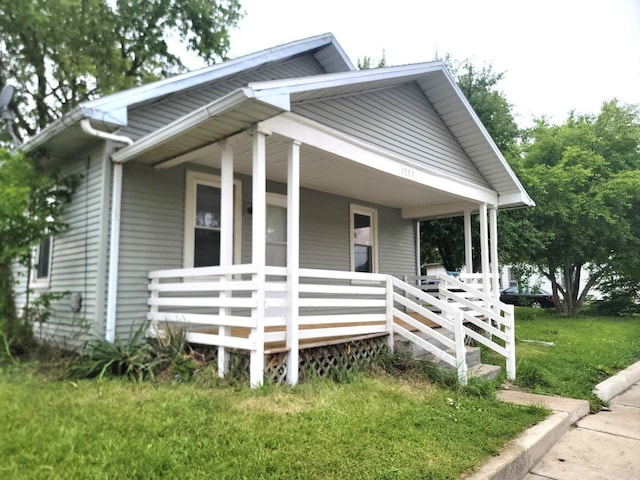 1211 S Clayton St, Bloomington, IL 61701 - bungalow-style home with a porch and a front yard