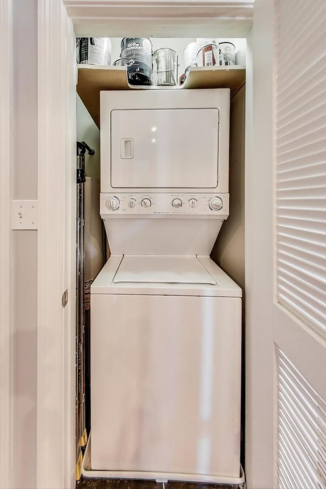 847 N Damen Ave Unit 2R, Chicago, IL 60622 - washroom with stacked washer and clothes dryer