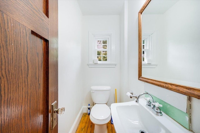 408 W Iowa St, Urbana, IL 61801 - bathroom featuring toilet, baseboards, a sink, and wood finished floors