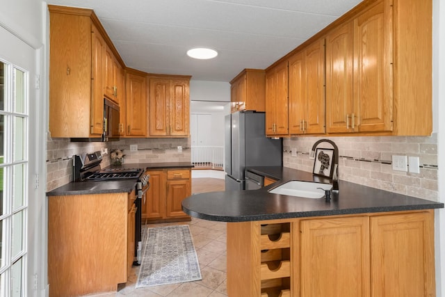 13206 N Country Club Ct Unit 1A, Palos Heights, IL 60463 - kitchen featuring stainless steel appliances, dark countertops, backsplash, a sink, and a peninsula