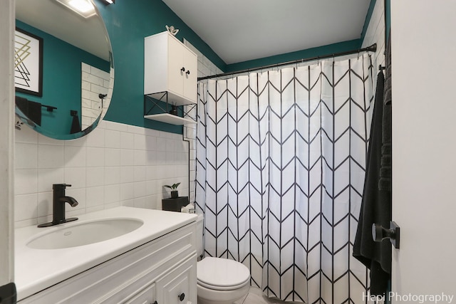 2007 Oak Dr, Mchenry, IL 60050 - full bath featuring tile walls, toilet, vanity, and curtained shower
