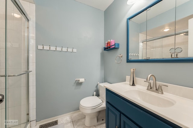566 Ridge Ave, Elk Grove Village, IL 60007 - bathroom with tiled shower, toilet, baseboards, and vanity