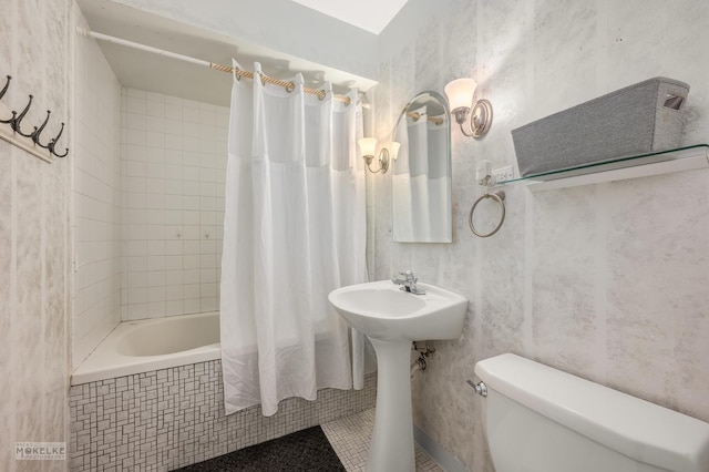 566 Ridge Ave, Elk Grove Village, IL 60007 - bathroom with toilet, tiled shower / bath, and a sink