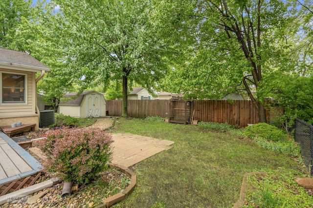 566 Ridge Ave, Elk Grove Village, IL 60007 - view of yard featuring central AC and a gate