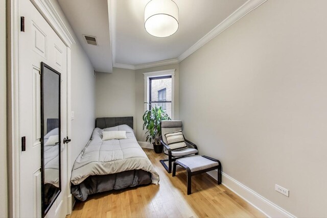 2336 W Roscoe St Unit 3R, Chicago, IL 60618 - bedroom with wood finished floors, ornamental molding, and baseboards