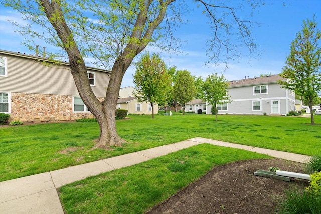 366 Meadow Ct Unit 366, Vernon Hills, IL 60061 - surrounding community with a yard