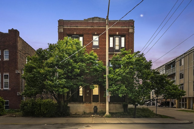 213 N Marion St Unit 2D, Oak Park, IL 60302 - view of property at dusk