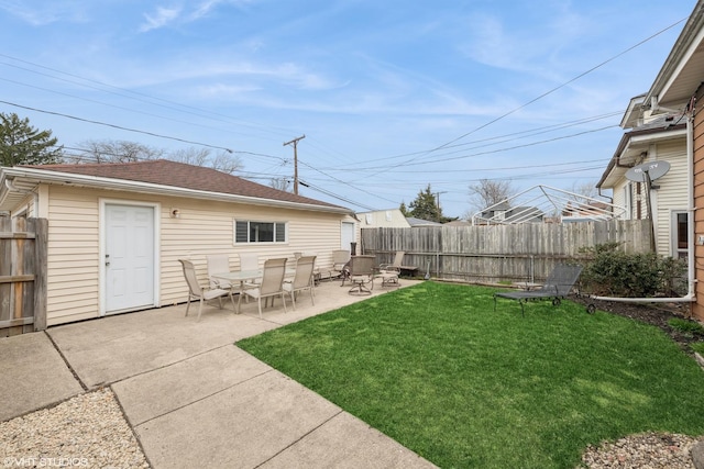 view of yard featuring a patio