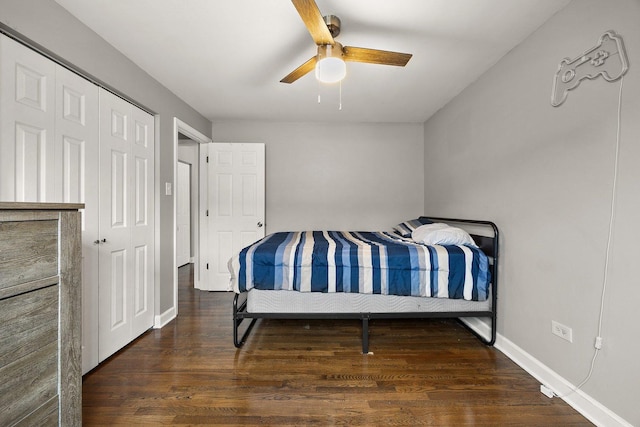 bedroom featuring wood finished floors, baseboards, and ceiling fan