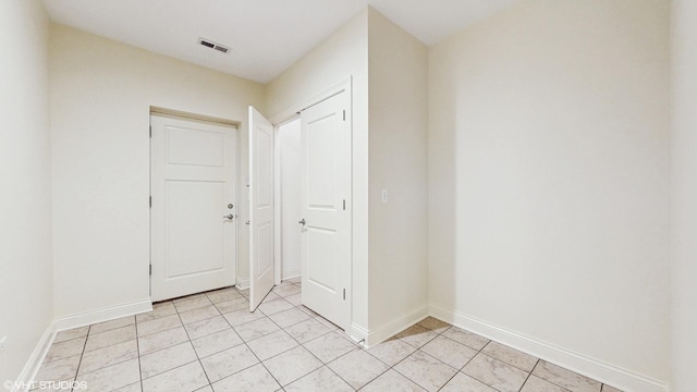 1416 S Emerald Ave, Chicago, IL 60607 - foyer featuring light tile patterned floors and baseboards
