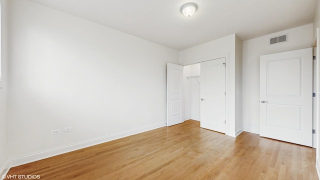1416 S Emerald Ave, Chicago, IL 60607 - unfurnished bedroom featuring light wood-style flooring, a closet, and baseboards