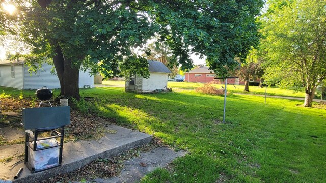 view of green lawn