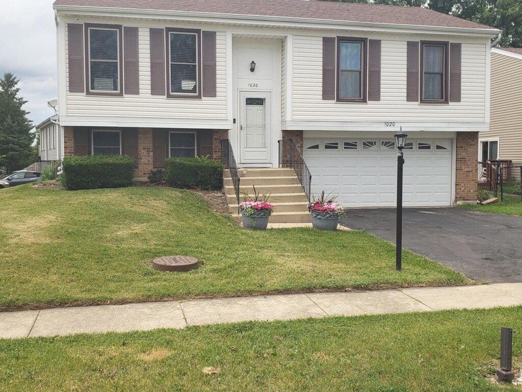 1020 Woodside Dr, Roselle, IL 60172 - photo 1