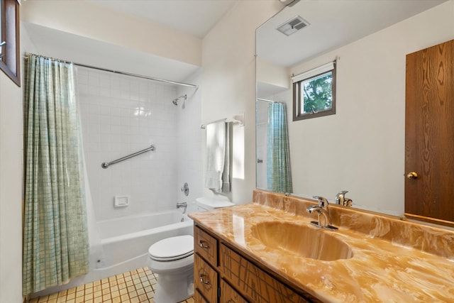 620 W 58th St, Westmont, IL 60559 - full bath with toilet, vanity, and shower / tub combo with curtain