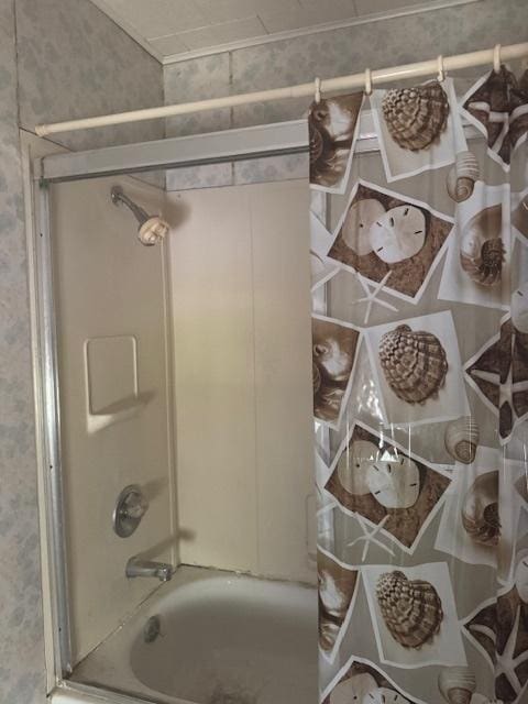 303 W Prairie St, Pontiac, IL 61764 - bathroom with shower / bath combination with curtain and wallpapered walls