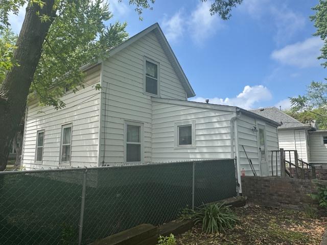 303 W Prairie St, Pontiac, IL 61764 - view of side of property with fence