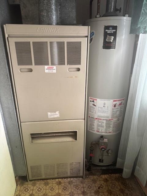 303 W Prairie St, Pontiac, IL 61764 - utility room featuring gas water heater and a heating unit
