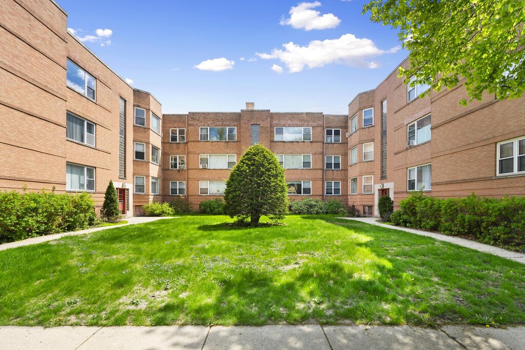 2647 W Fitch Ave Unit 1, Chicago, IL 60645 - photo 1