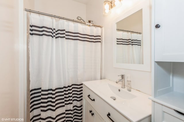 523 Spruce St, Aurora, IL 60506 - full bathroom featuring vanity and curtained shower