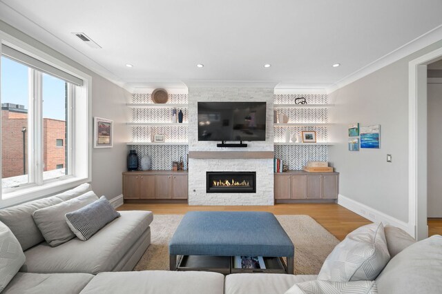 736 W Melrose St Unit 4W, Chicago, IL 60657 - living area featuring ornamental molding, baseboards, light wood finished floors, a fireplace, and recessed lighting