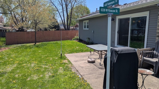 view of yard featuring a patio area