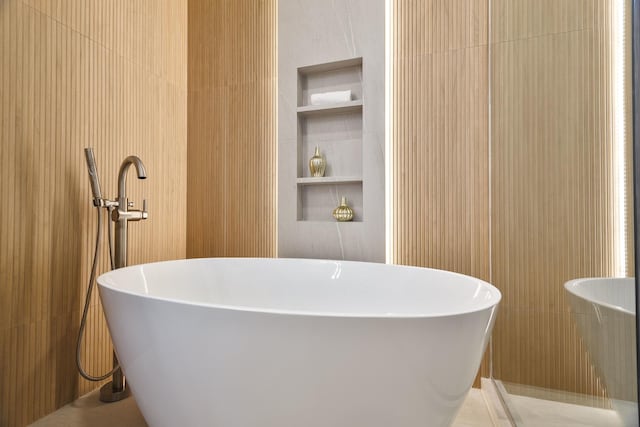 2049 W Race Ave, Chicago, IL 60612 - full bath with a soaking tub and built in features