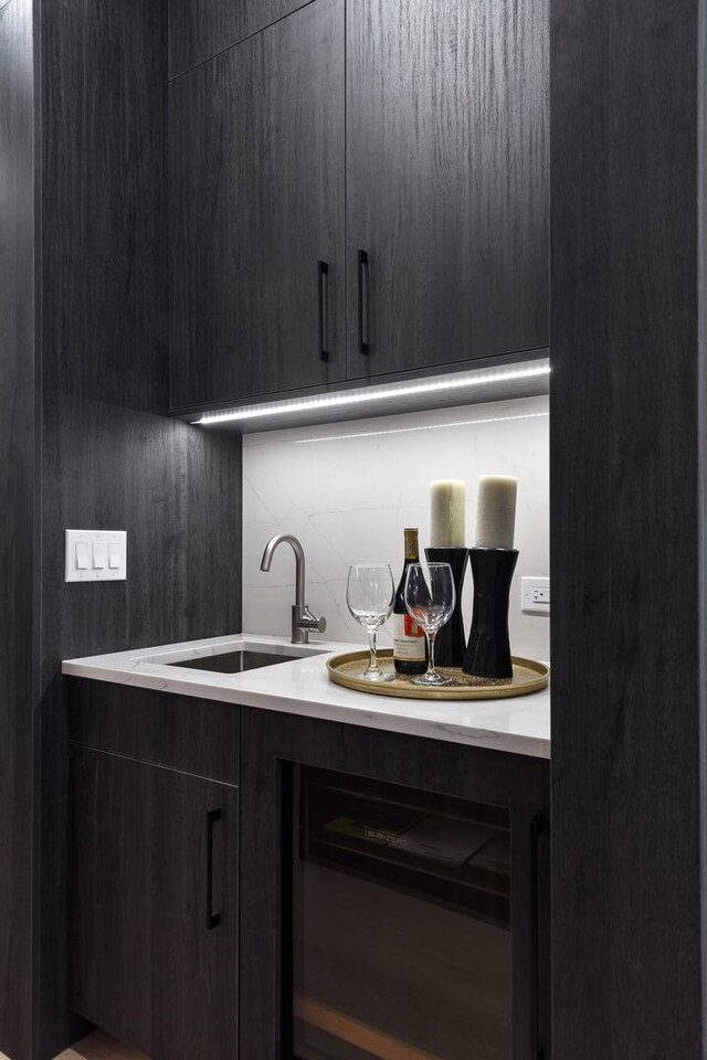 2049 W Race Ave, Chicago, IL 60612 - indoor wet bar featuring beverage cooler and backsplash