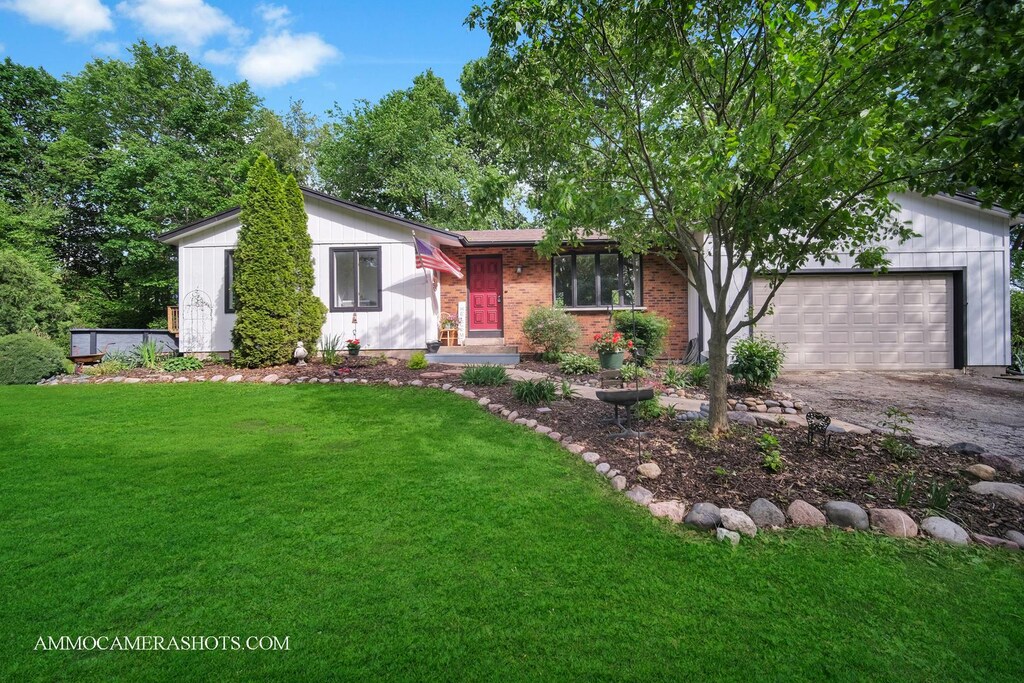 25 Coy Park Dr, Newark, IL 60541 - photo 1