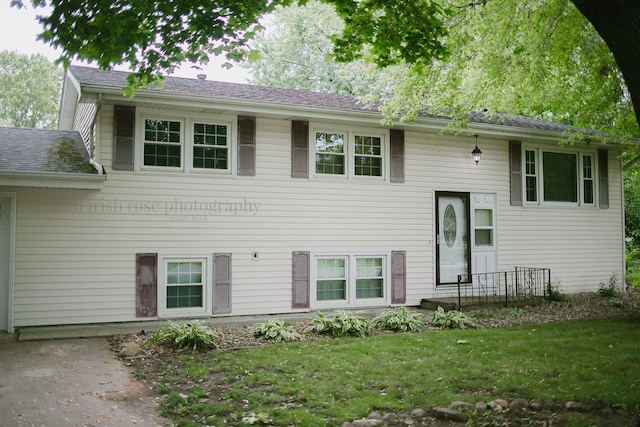 48 Norman St, Kankakee, IL 60901 - bi-level home featuring a front lawn