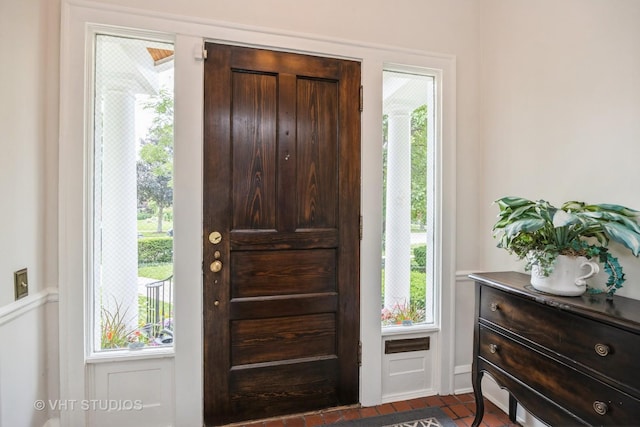 944 Fair Oaks Ave, Oak Park, IL 60302 - entrance foyer featuring plenty of natural light