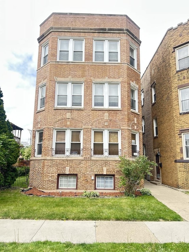 8552 S Bennett Ave, Chicago, IL 60617 - photo 1