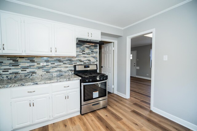 458 Tahoe St, Park Forest, IL 60466 - kitchen with stainless steel gas range, backsplash, light wood-style floors, white cabinets, and baseboards
