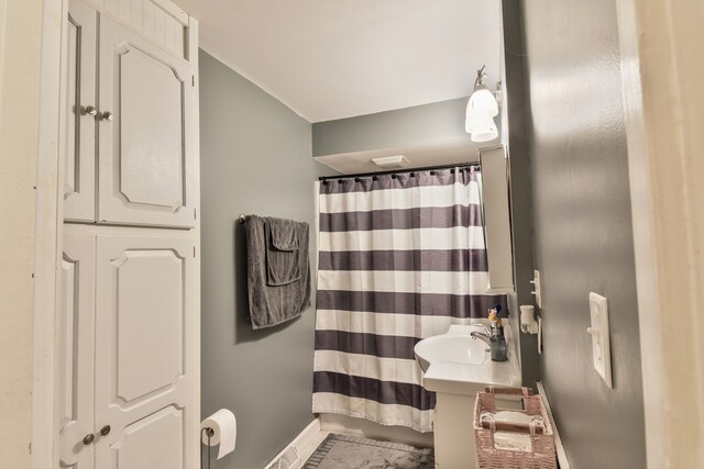 1502 S Mill St, Pontiac, IL 61764 - full bathroom featuring a sink, baseboards, and a shower with shower curtain
