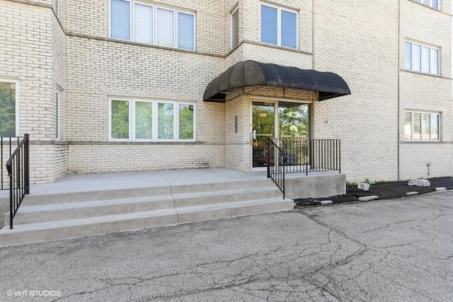 941 N NW Hwy Unit 1A, Park Ridge, IL 60068 - property entrance featuring brick siding