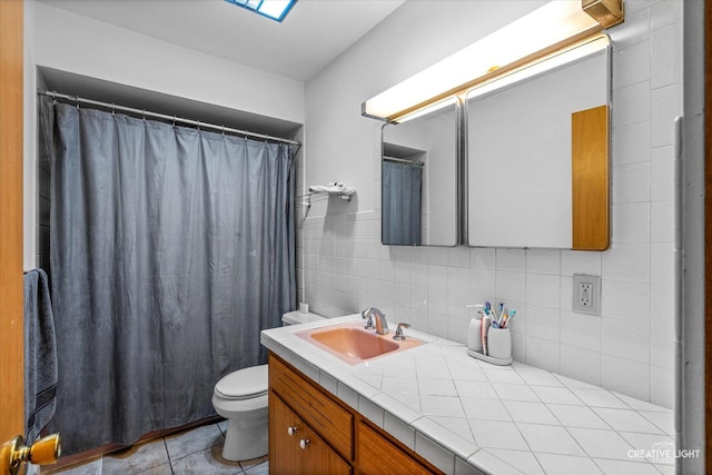 full bath featuring toilet, vanity, and decorative backsplash