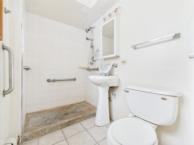 914 N Austin Blvd Unit A5, Oak Park, IL 60302 - bathroom with toilet, a tile shower, and tile patterned floors