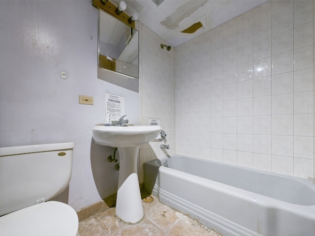 914 N Austin Blvd Unit A5, Oak Park, IL 60302 - bathroom featuring toilet, shower / washtub combination, and baseboards