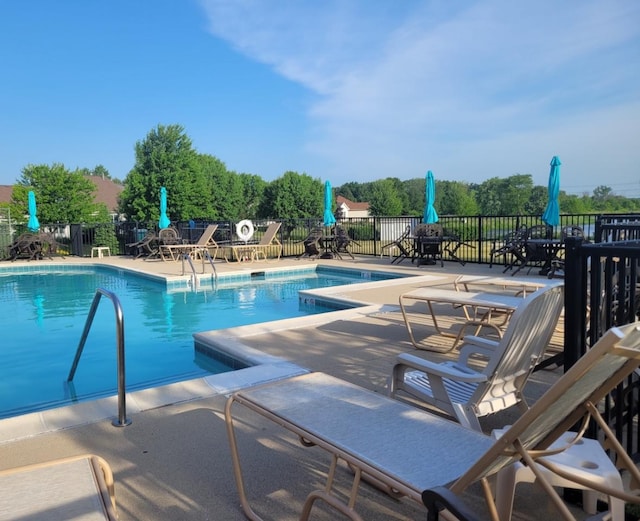 2026 Highbury Ln, Aurora, IL 60502 - community pool with a patio