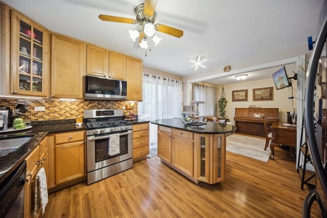 2121 Pepperwood Ln Unit 0, Glendale Heights, IL 60139 - kitchen featuring appliances with stainless steel finishes, light wood finished floors, decorative backsplash, and a ceiling fan