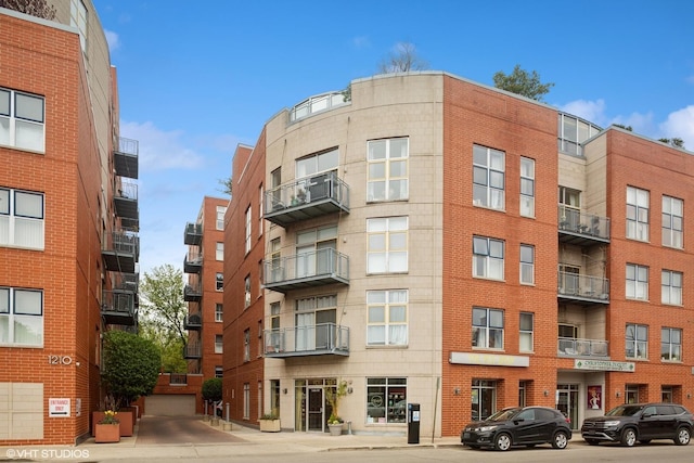 view of apartment building / complex