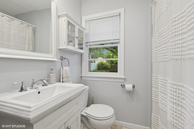 431 Elm Ave, Geneva, IL 60134 - bathroom with toilet, vanity, curtained shower, and baseboards