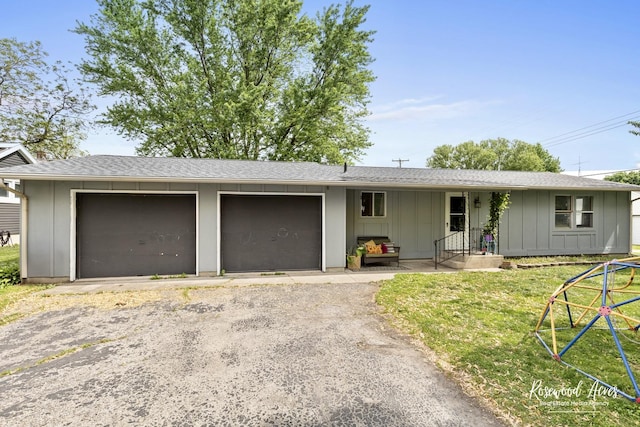 125 E Second S St, Chebanse, IL 60922 - single story home with dirt driveway, board and batten siding, a garage, and a front yard