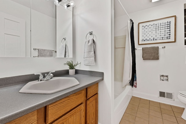 918 W 35th Pl, Chicago, IL 60609 - full bath with vanity, toilet, tile patterned floors, and shower / bath combo with shower curtain