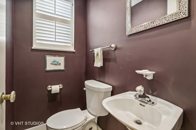 2037 Highland Ave, Wilmette, IL 60091 - bathroom with a sink and toilet