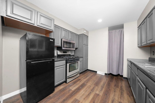 15245 Millard Ave, Midlothian, IL 60445 - kitchen featuring stainless steel appliances, gray cabinets, baseboards, dark countertops, and recessed lighting