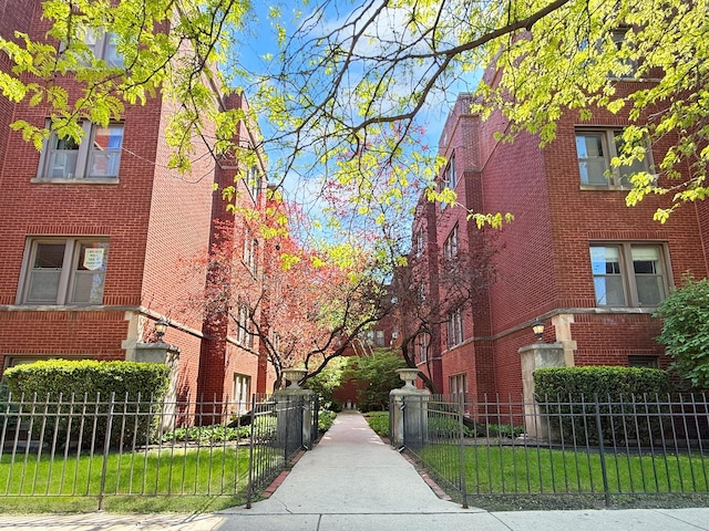 1325 W Addison St Unit 1A, Chicago, IL 60613 - view of home's community featuring a fenced front yard