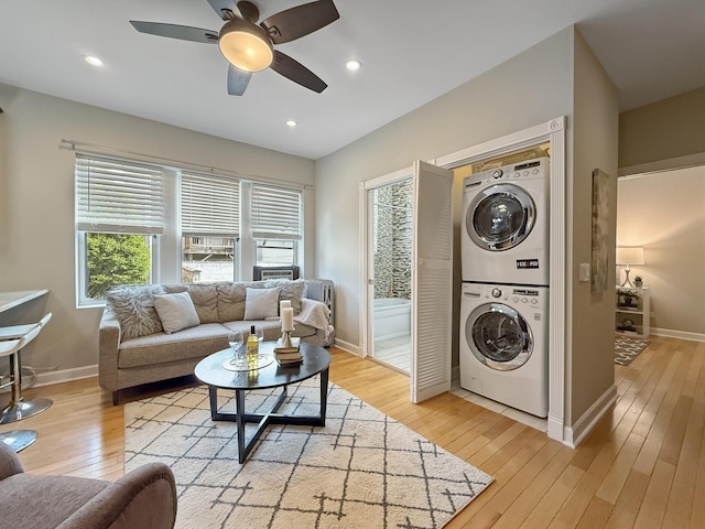 1325 W Addison St Unit 1A, Chicago, IL 60613 - living room featuring estacked washer and dryer, light wood finished floors, a ceiling fan, baseboards, and recessed lighting