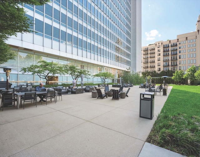 500 W Superior St Unit 808, Chicago, IL 60654 - view of property's community featuring outdoor lounge area and a patio