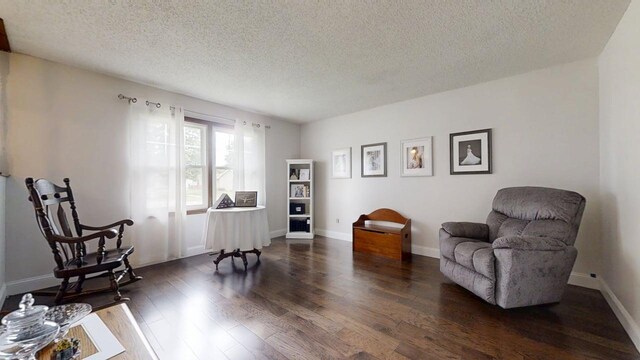 2702 Worcester Dr, Champaign, IL 61821 - living area featuring a textured ceiling, wood finished floors, and baseboards